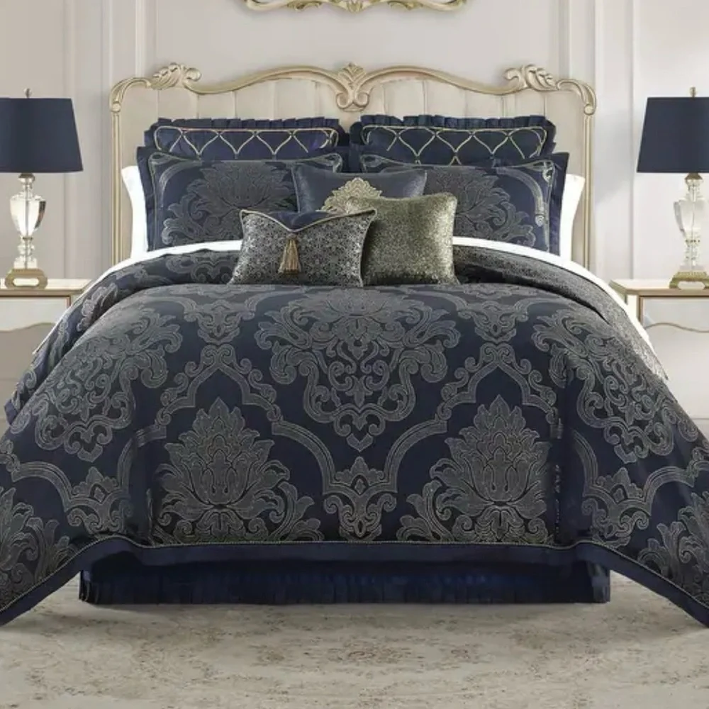 BUY ME 💙Waterford® Linens Vaughn Reversible Comforter Set in Navy/Gold